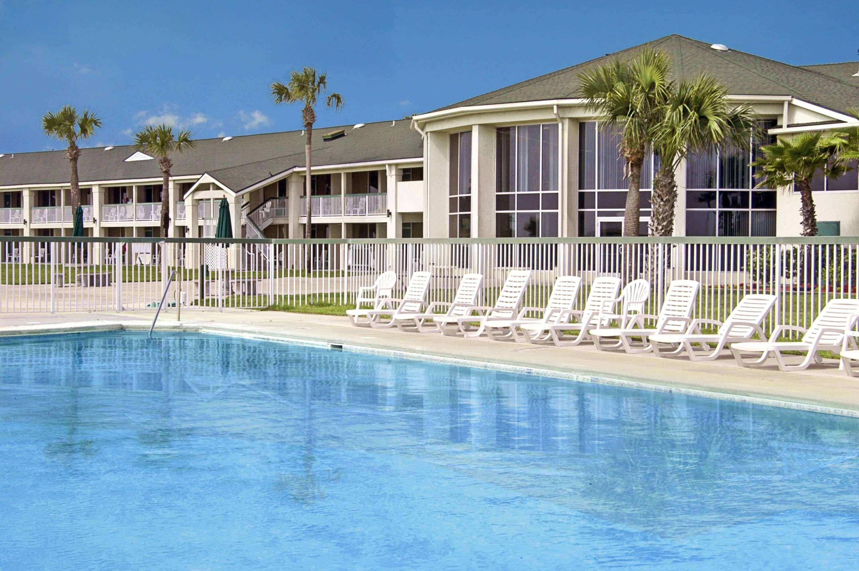 Days Inn & Suites By Wyndham Jekyll Island Exterior photo