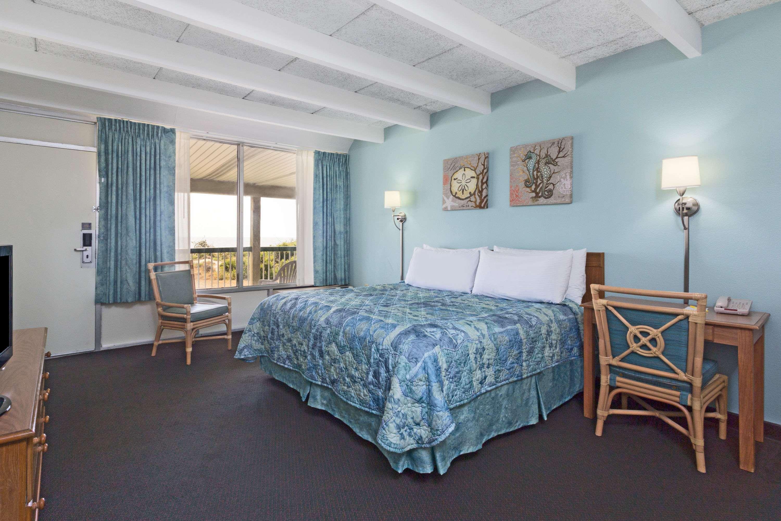 Days Inn & Suites By Wyndham Jekyll Island Exterior photo