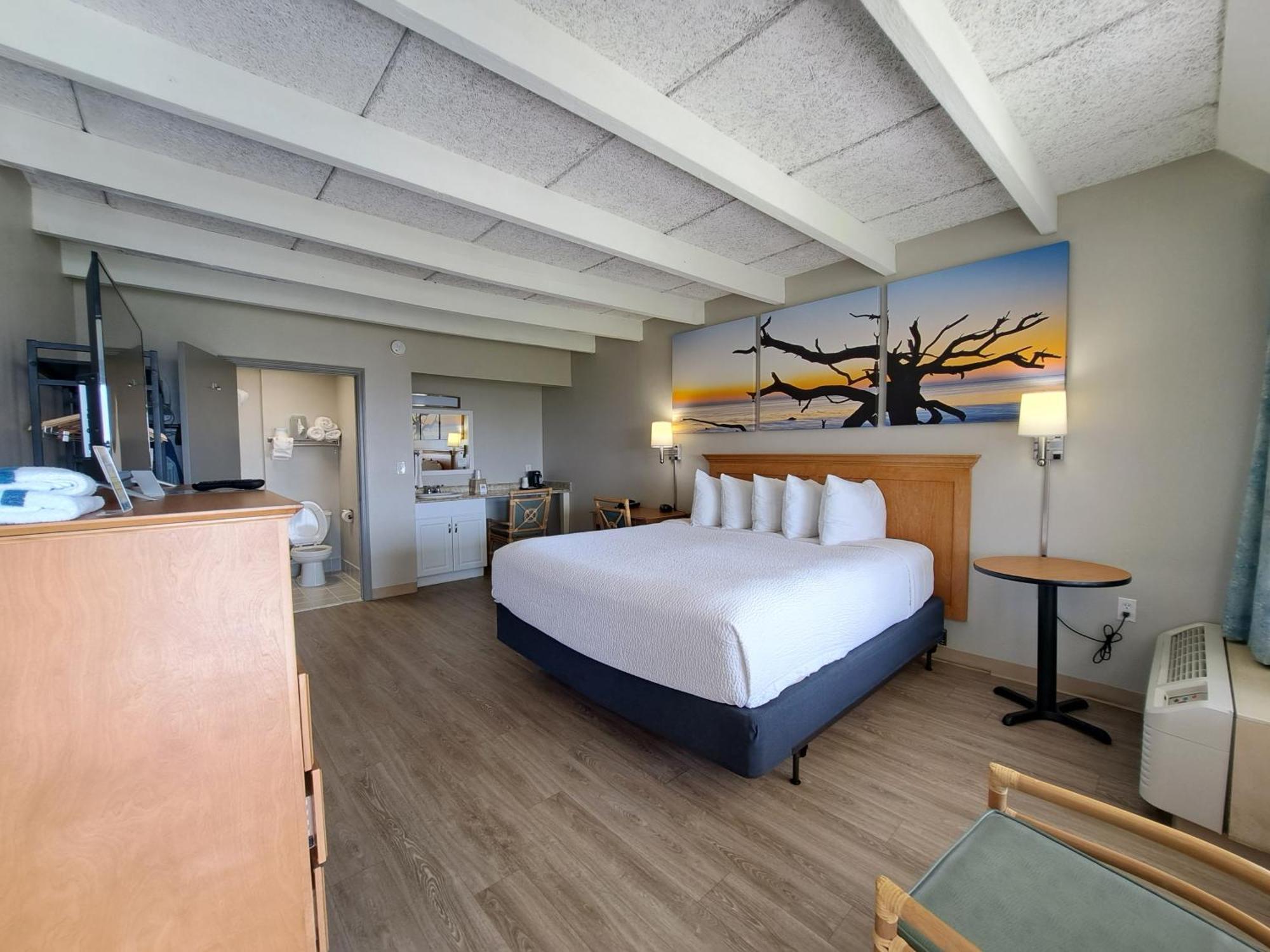 Days Inn & Suites By Wyndham Jekyll Island Exterior photo