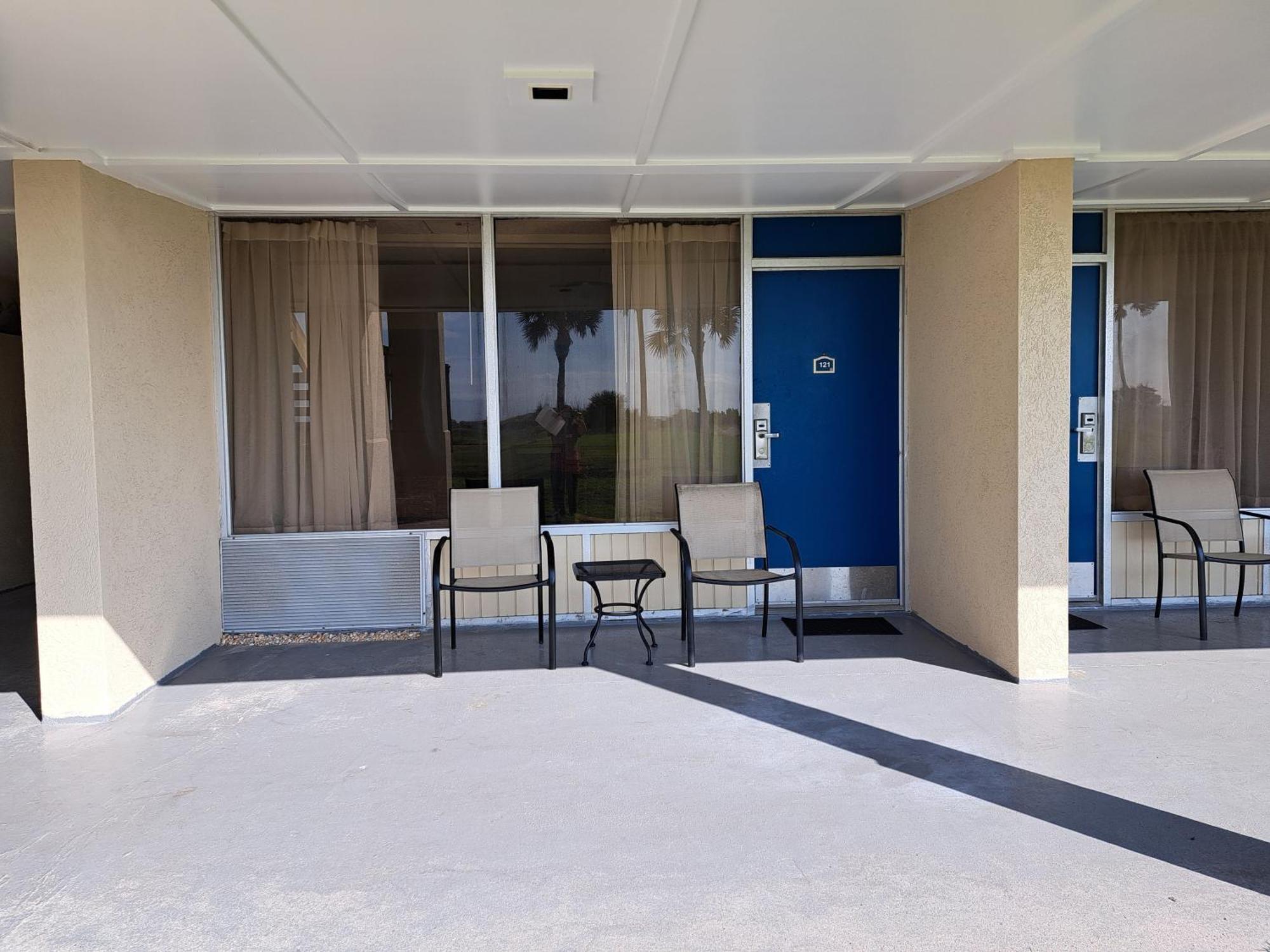 Days Inn & Suites By Wyndham Jekyll Island Exterior photo