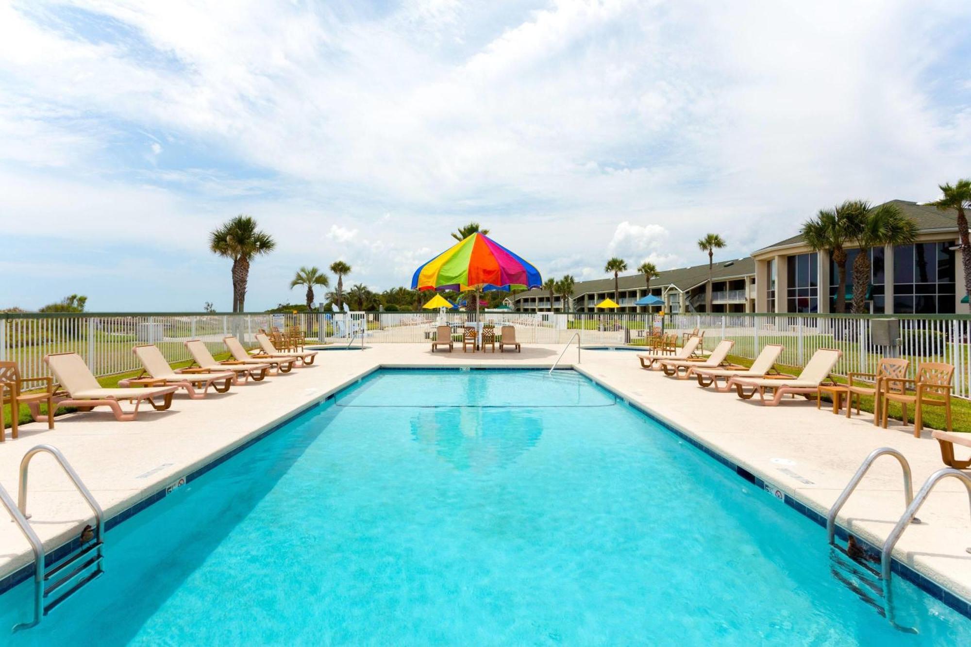 Days Inn & Suites By Wyndham Jekyll Island Exterior photo