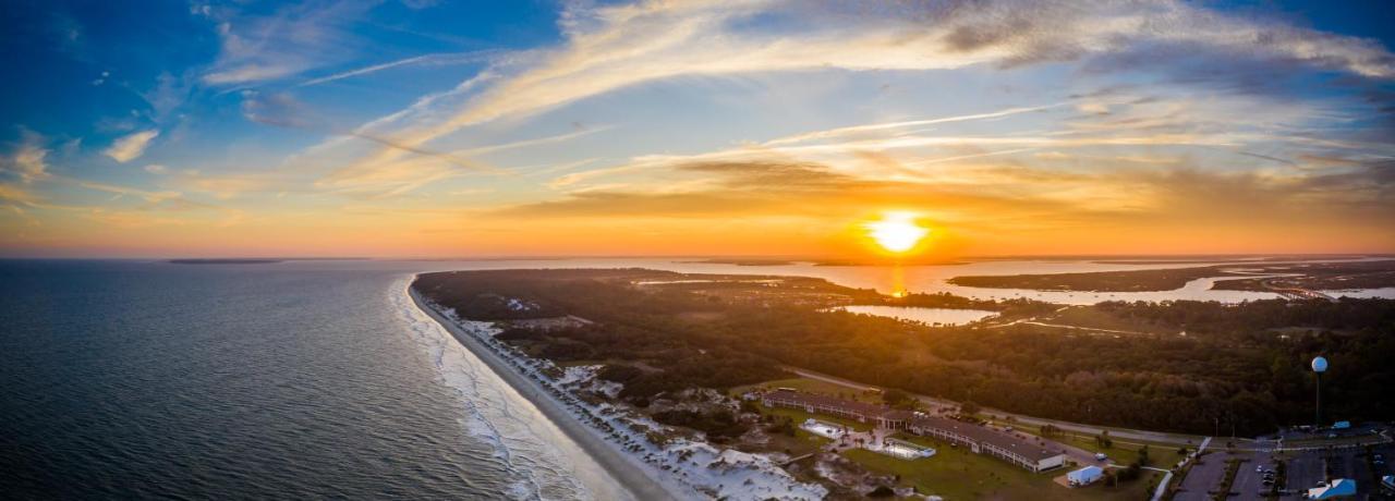 Days Inn & Suites By Wyndham Jekyll Island Exterior photo